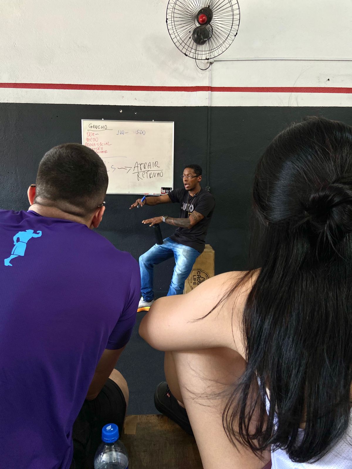 Turma acompanhando a aula do PFPRO