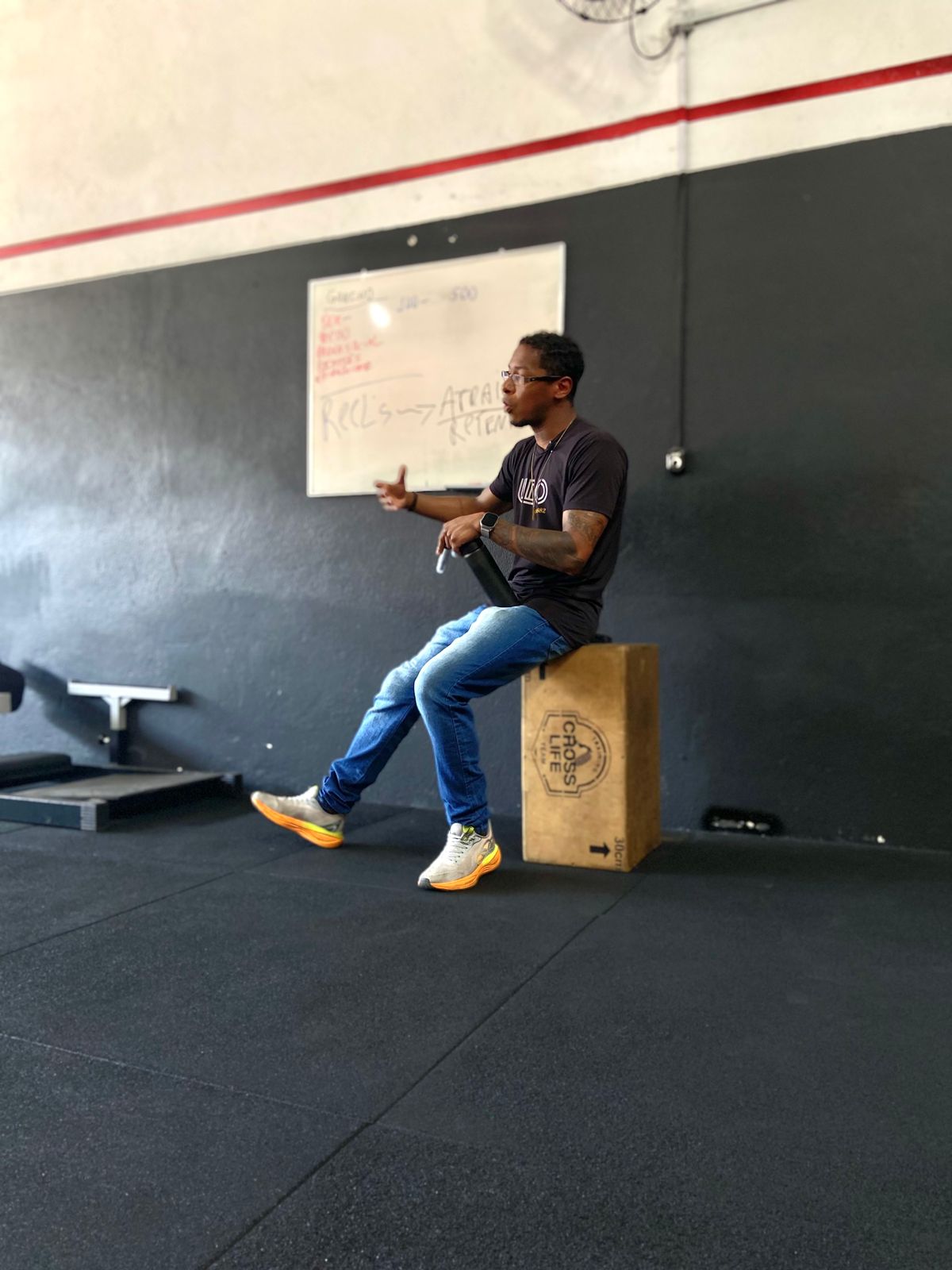 Professor apresentando o método no quadro